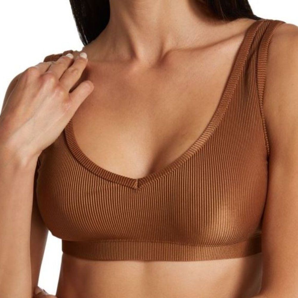WeWoreWhat Women's Ribbed V-Neck Sports Bra  X-Small